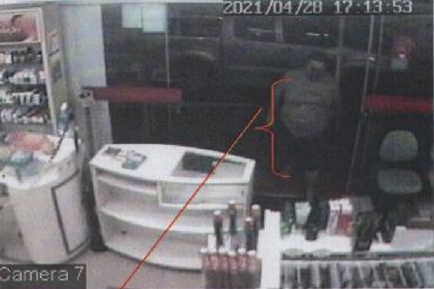 Alexandre entrando na farm&aacute;cia - Foto: Reprodu&ccedil;&atilde;o/Jornal da Nova